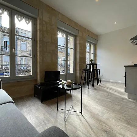 Superbes De Charme, Lumineux Et Climatises En Plein Centre *